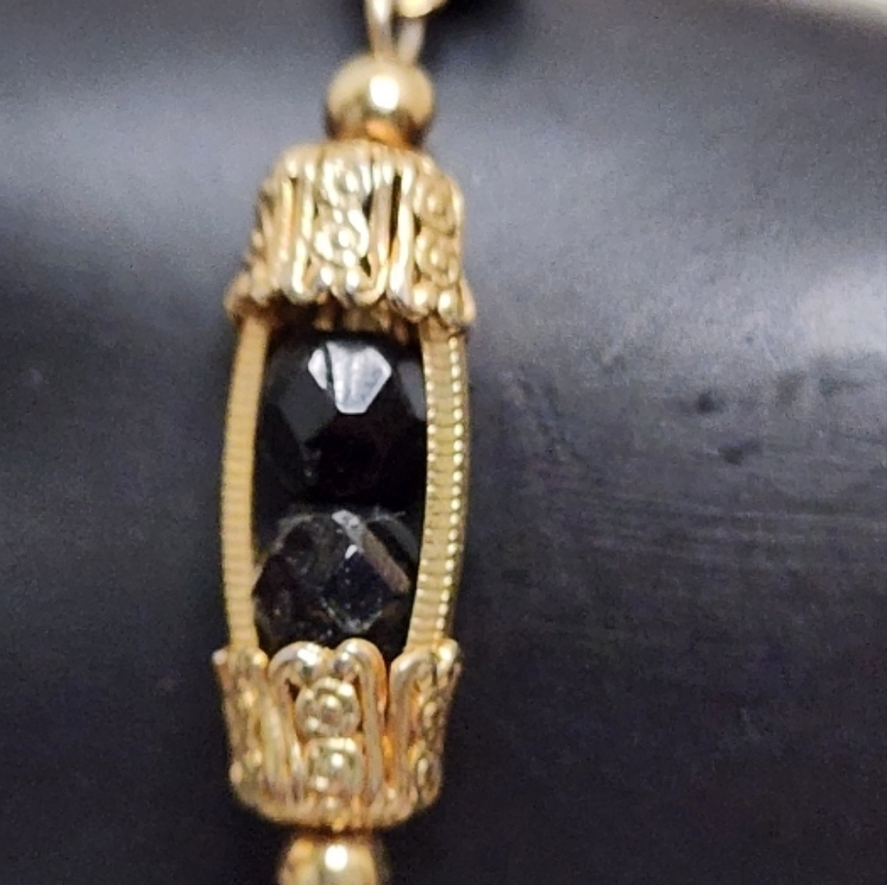 VINTAGE ART DECO BRACELET BLACK FACETED GLASS BEADS, GOLD FILIGREE CAGE LINKS - Picture 3 of 8